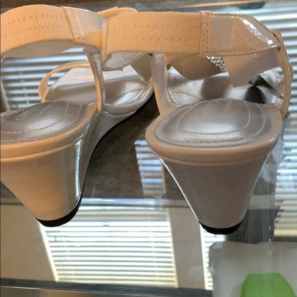 Beautiful woman brand new sandals - Picture 3 of 8